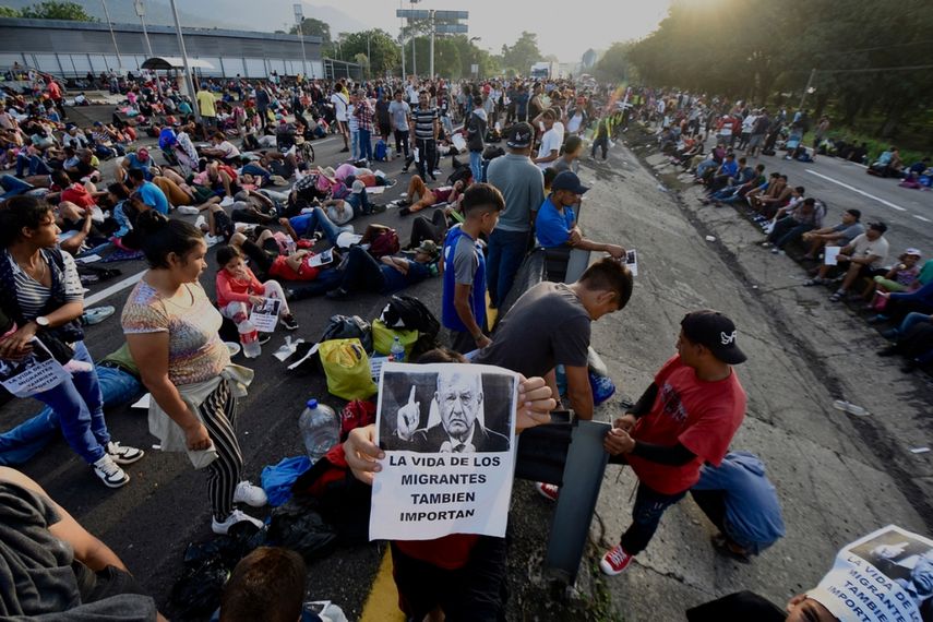 Caravana de migrantes bloquea aduana en el sur de M xico