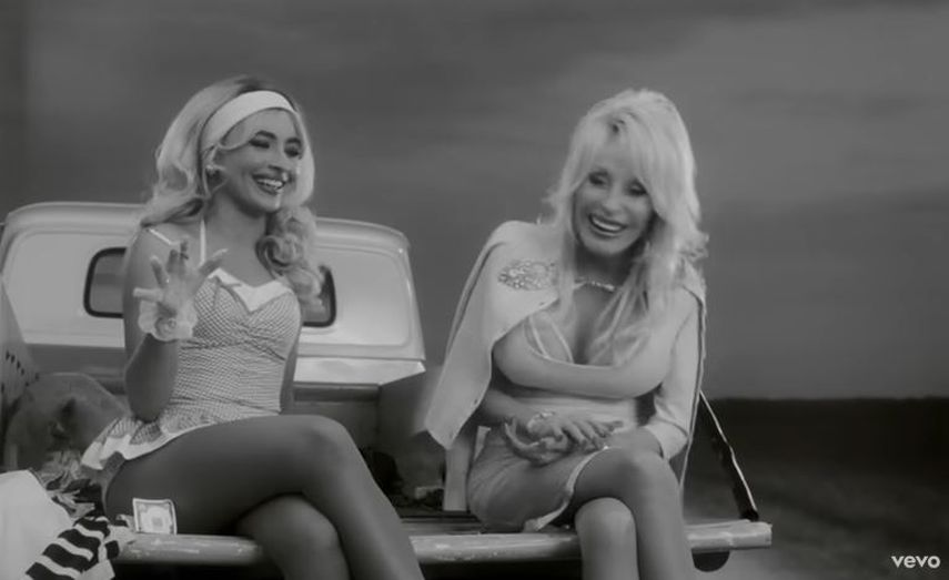 Dolly Parton y Sabrina Carpenter en el videoclip Please, please, please.&nbsp;