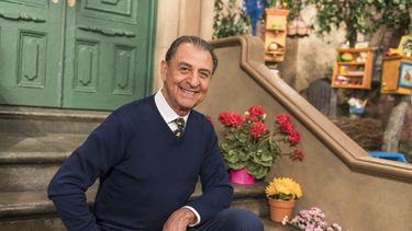 Emilio Delgado posa en los Kaufman Astoria Studios durante la filmación de la 50a temporada de Sesame Street en octubre de 2018.&nbsp;