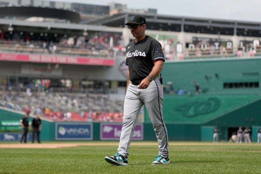 El dirigente de los Marlins de Miami, Clayton McCullough, camina de vuelta al dugout durante un compromiso, el 14 de junio de 2025.
