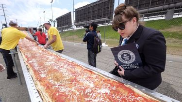 6.333 pies (1.93 kilómetros) de largo, medida certificada por representantes de la organización encargada del libro de los récords Guinness.
