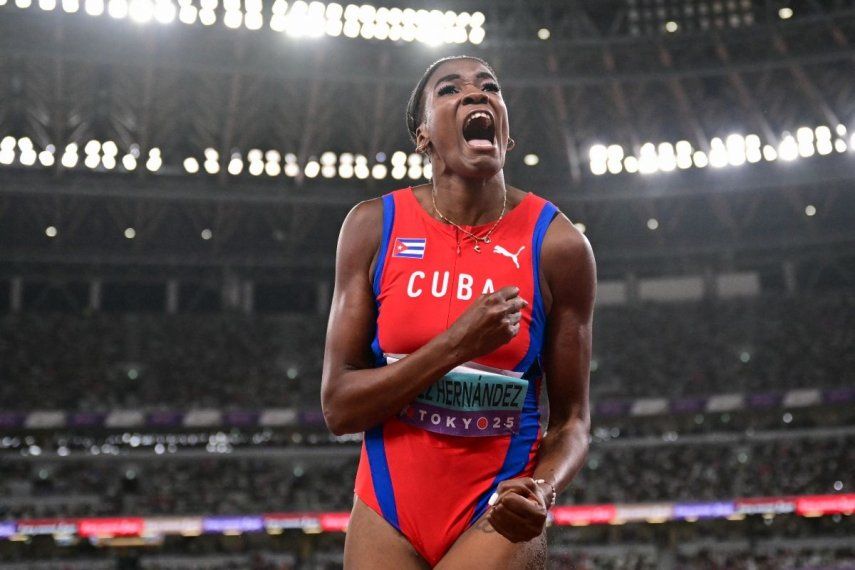 La cubana Leyanis Pérez celebra luego de obtener la medalla de oro en el Mundial de atletismo de Tokio, el 18 de septiembre de 2025.