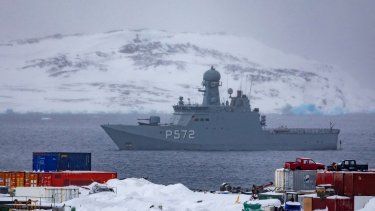 El buque de la marina danesa P572 Lauge Koch patrulla las aguas frente a la capital Nuuk, Groenlandia, el 8 de marzo de 2025.