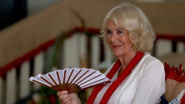 La reina Camilla de Gran Bretaña asiste a una ceremonia de Kava para dar la bienvenida a la realeza en la aldea de Moataa en Apia, la capital de Samoa, el 24 de octubre de 2024.