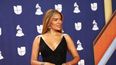La cantante colombiana Karol G robó miradas con uno de los atuendos más frescos de la noche, posicionándose como una de las mejores vestidas.