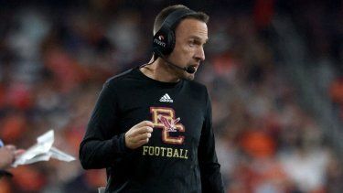 El nuevo entrenador de los Dolphins de Miami, Jeff Hafley, en ese momento con los Boston College Eagles, observa durante el segundo cuarto de un juego contra los Syracuse Orange en el JMA Wireless Dome, el 3 de noviembre de 2023. El nuevo entrenador de los Dolphins de Miami, Jeff Hafley, en ese momento con los Boston College Eagles, observa durante el segundo cuarto de un juego contra los Syracuse Orange en el JMA Wireless Dome, el 3 de noviembre de 2023.