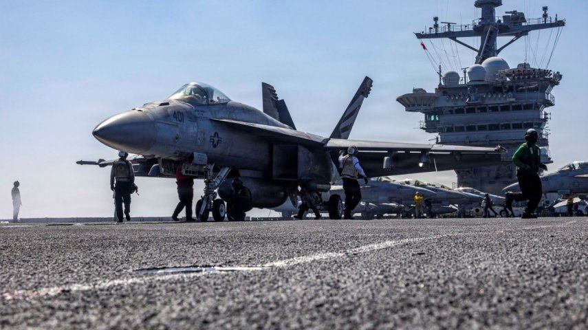 El Escuadrón de Cazas de Ataque (VFA) 151 realiza operaciones de vuelo a bordo del USS Abraham Lincoln (CVN 72).