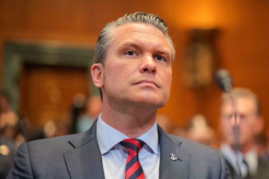 El Secretario de Guerra, Pete Hegseth, se prepara para testificar ante el Comité de Asignaciones del Senado sobre la solicitud de presupuesto del año fiscal 2027 en el Edificio de Oficinas del Senado Dirksen en el Capitolio el 12 de mayo de 2026 en Washington, DC.&nbsp;