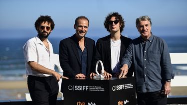 El director francés Thomas Lilti posa con los actores franceses William Lebghil, Vincent Lacoste y Francois Cluzet durante el photocall de la película Un metier serieux (A Real Job) durante el 71º Festival de San Sebastián en el Ciudad vasca del norte de España de San Sebastián el 30 de septiembre de 2023.