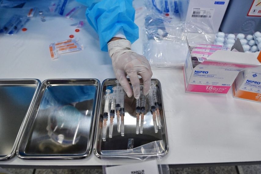 Un trabajador de la salud prepara dosis de la vacuna CoronaVac del coronavirus COVID-19 en la estación central de Bang Sue en Bangkok el 24 de mayo de 2021.