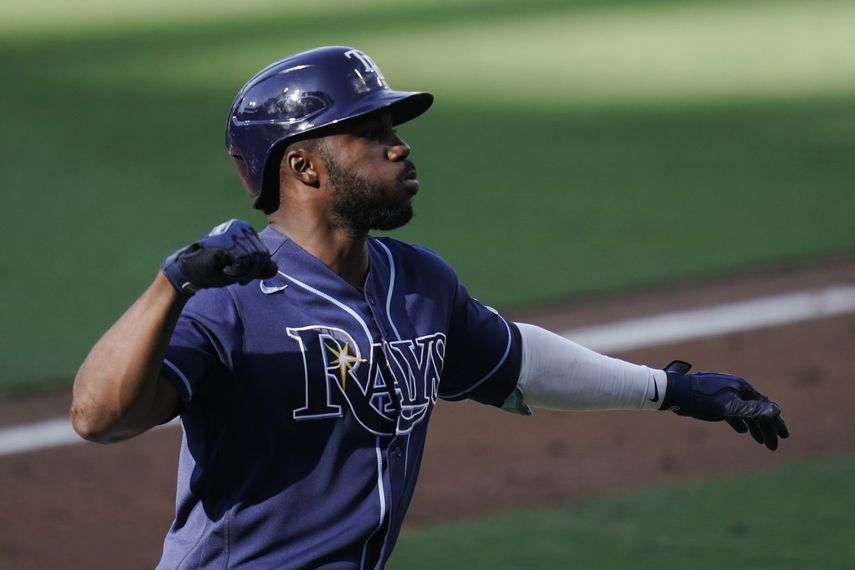 El cubano Randy Arozarena, de los Rays de Tampa Bay, celebra luego de contectar un hit en un juego de la postemporada de 2020.