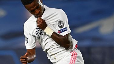 El delantero brasileño del Real Madrid Vinicius Junior celebra tras marcar un gol durante el partido de ida de cuartos de final de la UEFA Champions ante el Liverpool