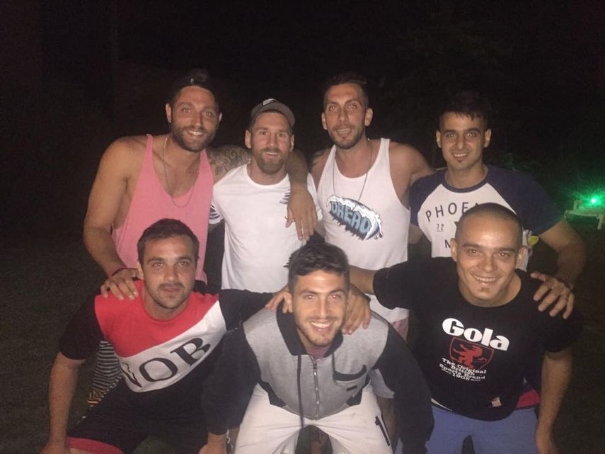 Messi aprovechó su visita a Argentina para reencontrarse con sus amigos de infancia en Rosario.
