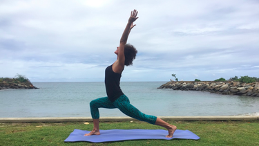 La instructora de yoga Cristina Abello demostrando la secuencia de salutación al sol.&nbsp;