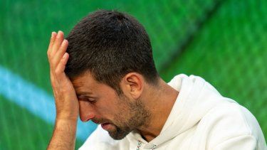 Novak Djokovic de Serbia reacciona mientras habla durante una conferencia de prensa en el Teatro de Medios luego de su derrota en el partido final de tenis individual masculino contra el español Carlos Alcaraz, el 16 de julio de 2023. &nbsp;