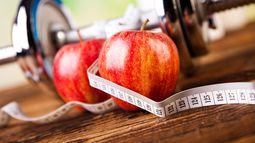 Controlar el peso, consumir alimentos sanos y mantener una rutina de ejercicio son favorables para el cuerpo humano.