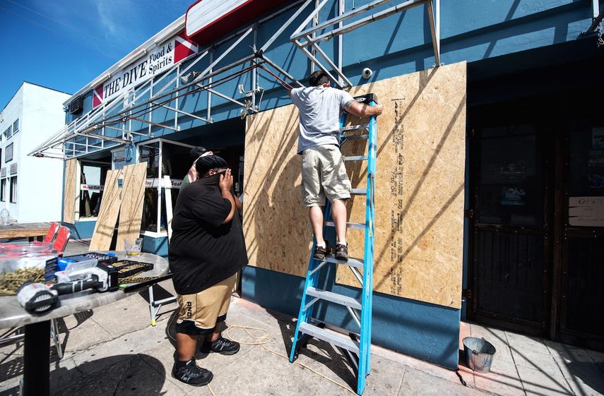 Habitantes de los municipios afectados aseguran sus ventanas ante la llegada del huracán Florence.&nbsp;
