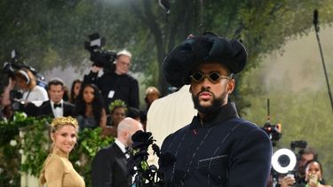 El cantante puertorriqueño Bad Bunny llega a la Met Gala 2024 en el Museo Metropolitano de Arte el 6 de mayo de 2024 en Nueva York.