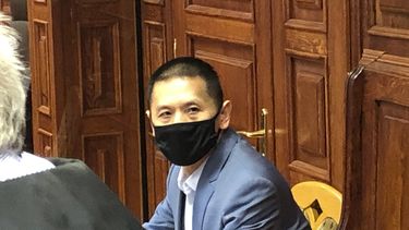 El ciudadano chino y exdirectivo de Huawei en Polonia, Weijing Wang, en el inicio de su juicio por espionaje en un tribunal en Varsovia, Polonia, martes 1 de junio de 2021. Wang se ha declarado inocente.&nbsp;