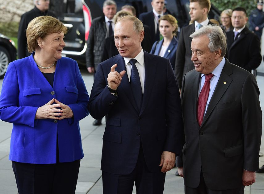 La canciller alemana Angela Merkel con el secretario general de las Naciones Unidas Antonio Guterres y el presidente ruso Vladimir Putin en la conferencia sobre Libia, en Berl&iacute;n el 19 de enero del 2020.