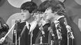 The Beatles hablan con medios de comunicación en el Aeropuerto Internacional Kennedy a su llegada el 7 de febrero de 1964 en Nueva York.