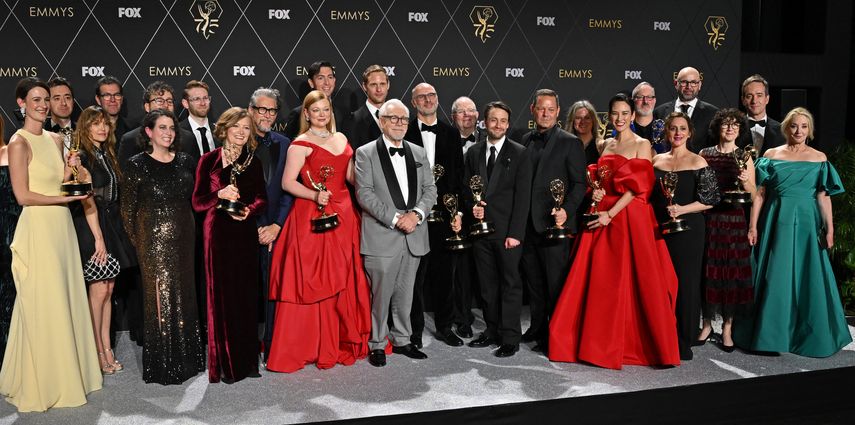 El elenco y el equipo de Succession, ganadores de la Mejor serie dramática, posan en la sala de prensa durante la 75a edición de los Premios Emmy en el Peacock Theatre de L.A. Live en Los Ángeles el 15 de enero de 2024.