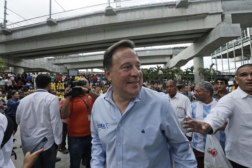 En esta foto de archivo del 25 de abril de 2019, el entonces presidente panameño Juan Carlos Varela asiste a la ceremonia de inauguración de la línea 2 del metro en Panamá.&nbsp;