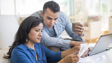 Clientes hispanos leen los beneficios bancarios.