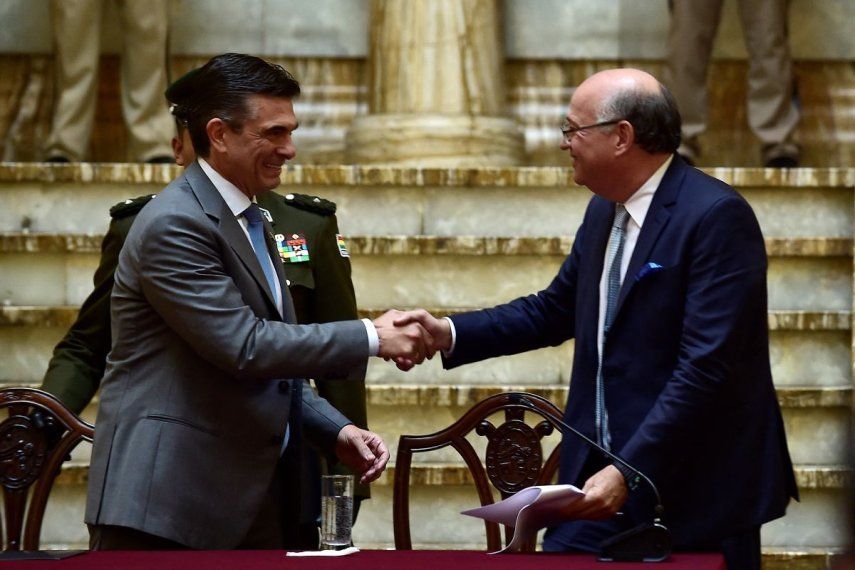 El presidente de Bolivia, Rodrigo Paz (der.), saluda al presidente del Banco Interamericano de Desarrollo (BID), Ilan Goldfajn, antes de una conferencia de prensa en el Palacio Quemado, en La Paz, el 13 de enero de 2026. (Foto: Jorge BERNAL / AFP)