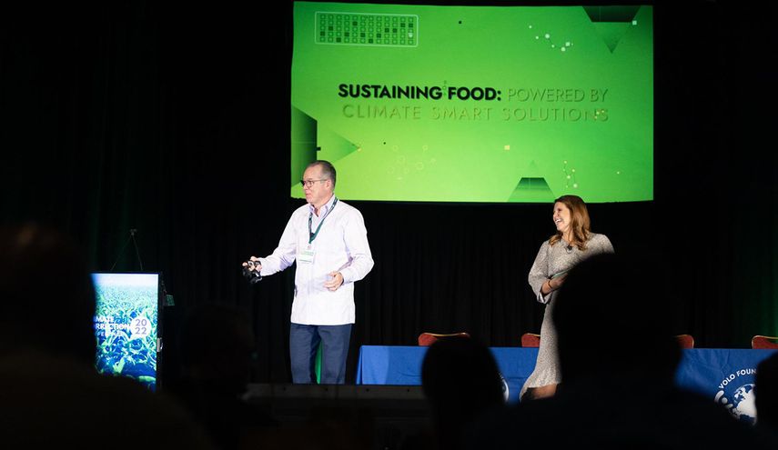 John Morales e Irene Sans, maestros de ceremonia del simposio Climate Correction 2022, sobre calentamiento global.