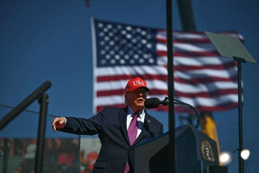 El presidente de los EEUU, Donald Trump, habla en un mitin de campaña en el Aeropuerto Internacional Laughlin/Bullhead en Bullhead City, Arizona, el 14 de octubre de 2026.