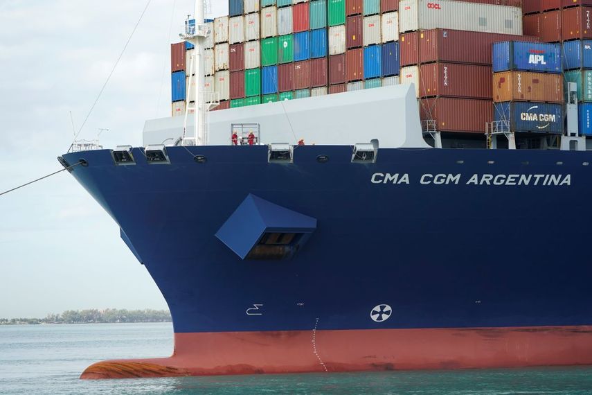 Un barco mercante anclado en puerto.