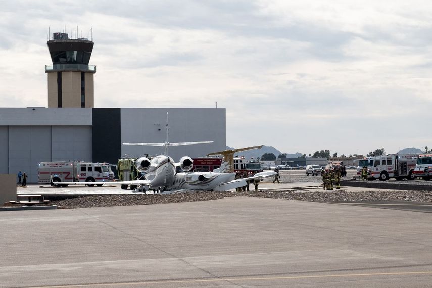 Esta imagen cortesía de @donniefitz2 a través de Instagram muestra al equipo de rescate del Departamento de Bomberos de Phoenix trabajando cerca de un Learjet 35A que se salió de la pista después de aterrizar y se estrelló contra un avión de negocios Gulfstream 200, en la pista del Aeropuerto Municipal de Scottsdale en Arizona el 10 de febrero de 2025.