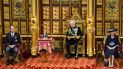El príncipe Carlos lee el discurso de la reina sentado junto a la Corona del Estado Imperial, Camilla, duquesa de Cornualles, y el príncipe William, duque de Cambridge, en la Cámara de los Lores, durante la apertura estatal del Parlamento, en Londres, el 10 de mayo de 2022.