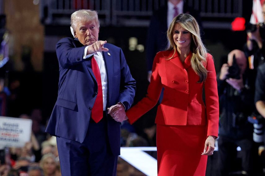 El candidato presidencial republicano Donald J. Trump junto a su esposa Melania, minutos después de terminar su discurso en la Convención Nacional Republicana.