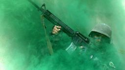 &nbsp;Foto de un soldado del ejército afgano asisten a una maniobra militar a las afueras de&nbsp;Kabul, Afganistán.&nbsp;