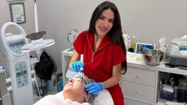 Fabiola Lucena realiza el tratamiento.&nbsp;