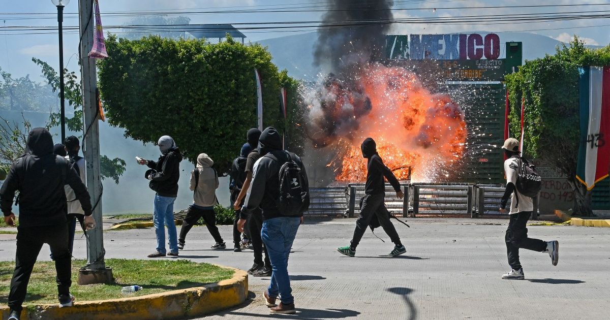 Atacan cuartel militar en Ciudad de México, a 11 años del caso Ayotzinapa
