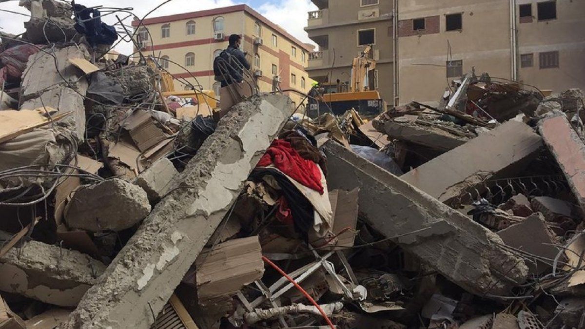 Cuatro muertos al derrumbarse un edificio en Egipto