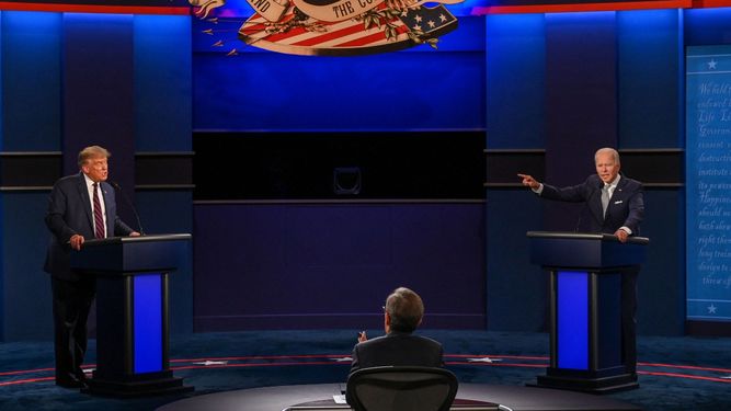 El entonces presidente Donald Trump (izq.) y el candidato presidencial demócrata y exvicepresidente estadounidense Joe Biden intercambian argumentos durante el primer debate presidencial en la Universidad Case Western Reserve y la Clínica Cleveland en Cleveland, Ohio, el 29 de septiembre de 2020.