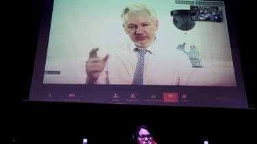 Fotografía de una pantalla donde aparece Julián&nbsp;Assange&nbsp;durante una videoconferencia desde la Embajada de Ecuador en Londres, y con la participación de María Pessina, directora general del Centro Internacional de Estudios Superiores de Comunicación para América Latina.