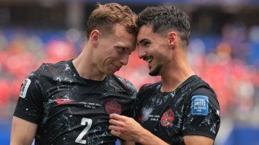 El defensor Alistair Johnston (izq) y el centrocampista Stephen Eustaquio, ambos de Canadá, celebran luego de la victoria de su selección ante Sudáfrica en el Mundial, el 28 de junio de 2026.&nbsp;