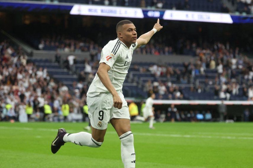 El atacante francés del Real Madrid, Kylian Mbappé, celebra luego de anotar el tercer gol de su equipo en un partido, el 4 de mayo de 2025.