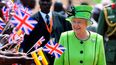 La reina Isabel II de Gran Bretaña pasa frente al personal y los pacientes en el Centro de VIH Mildmay en Kampala, Uganda, el 22 de noviembre de 2007