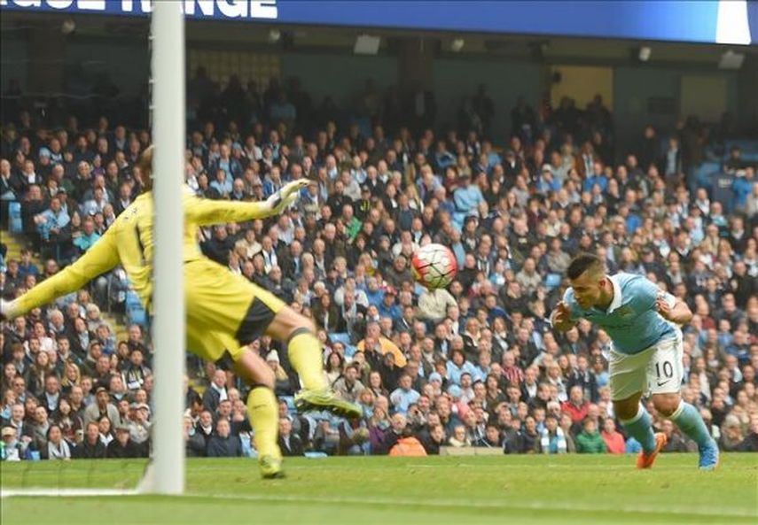 Agüero marcó cinco de los seis goles de su equipo. (EFE)