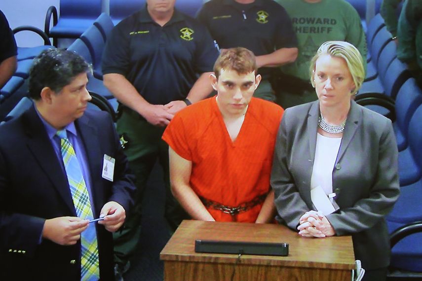 El autor confeso del tiroteo escolar Nikolas Cruz (c) comparece en video en la corte del condado de Broward ante la jueza Kim Theresa Mollica&nbsp; en Fort Lauderdale,&nbsp;Florida.&nbsp;