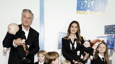 Diario las Américas | Alec Baldwin y su eposa Hilaria posan con sus seis hijos en el estreno de la película The Boss Baby
