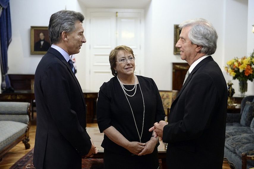 Los presidentes Mauricio Macri, Michelle Bachelet y Tabaré Vázquez reunidos el 04DIC15 en el palacio de La Moneda (Foto: Presidencia Chile)