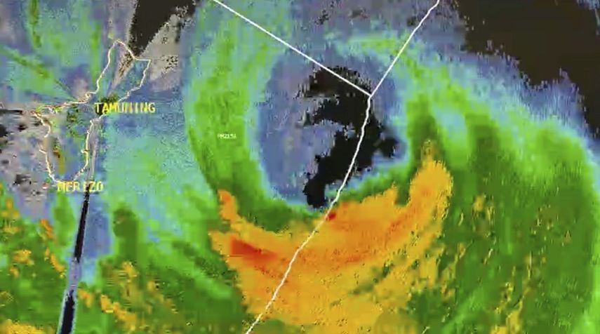 En esta imagen tomada de un video por satélite del Servicio Nacional de Meteorología de Estados Unidos en Guam, el tifón Mawar se muestra en una imagen de radar en una conferencia de prensa del Servicio Nacional de Meteorología en el territorio pacífico estadounidense de Guam antes de la llegada de la tormenta el miércoles 24 de mayo de 2023.&nbsp;