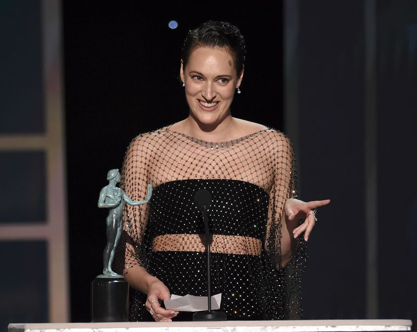 Phoebe Waller-Bridge recibe el Premio SAG a la mejor actriz en una serie de comedia por Fleabag, el domingo 19 de enero del 2020 en Los Angeles.